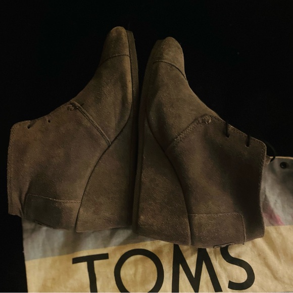 Woman’s Tom’s gray suede wedge booties - Picture 5 of 6